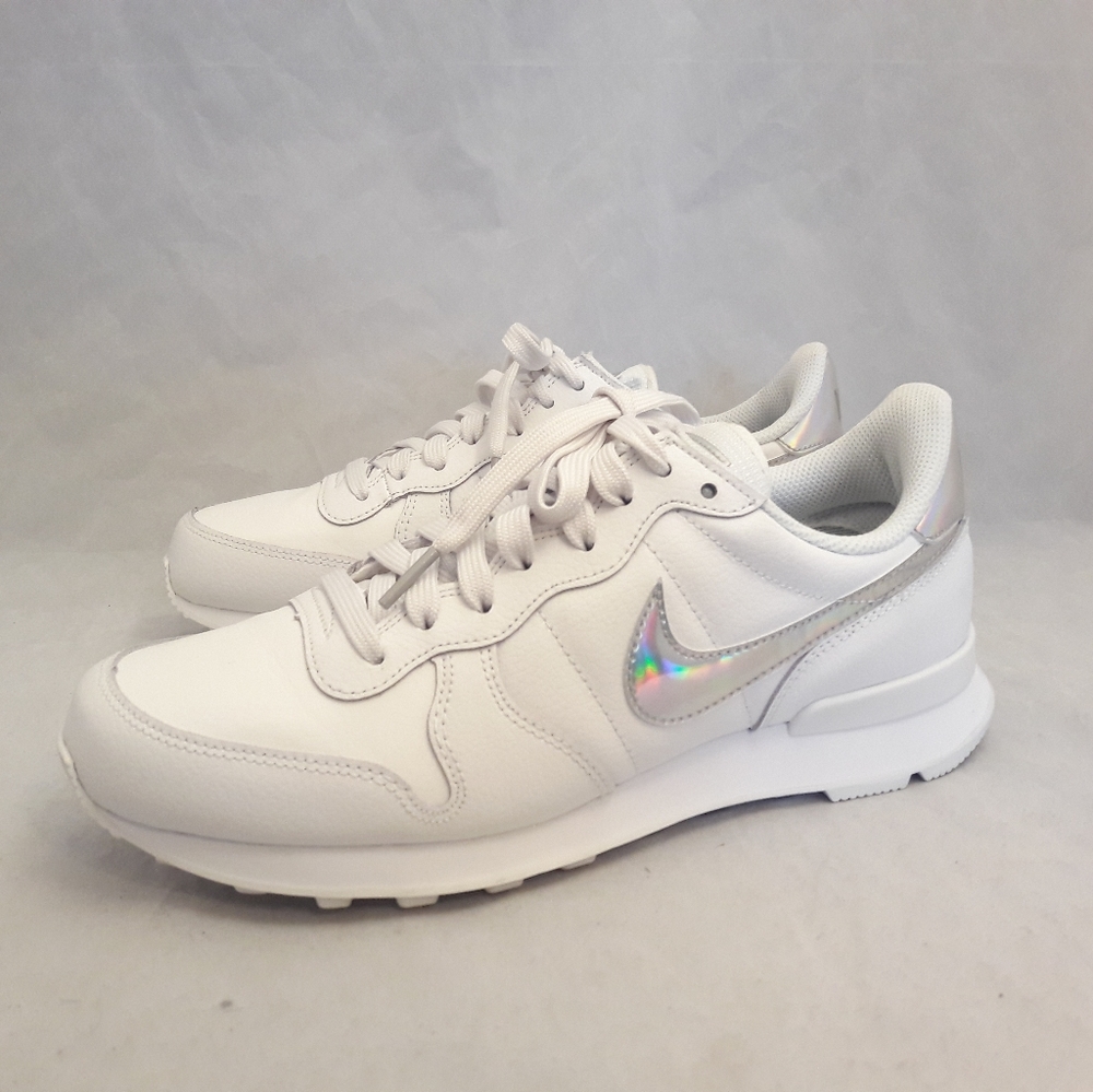 Nike Internationalist SE ‘Iridescent’ Summit White